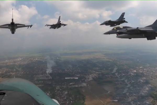 Manuver Keren 8 Jet Tempur F-16 Fly Pass Di Atas Istana