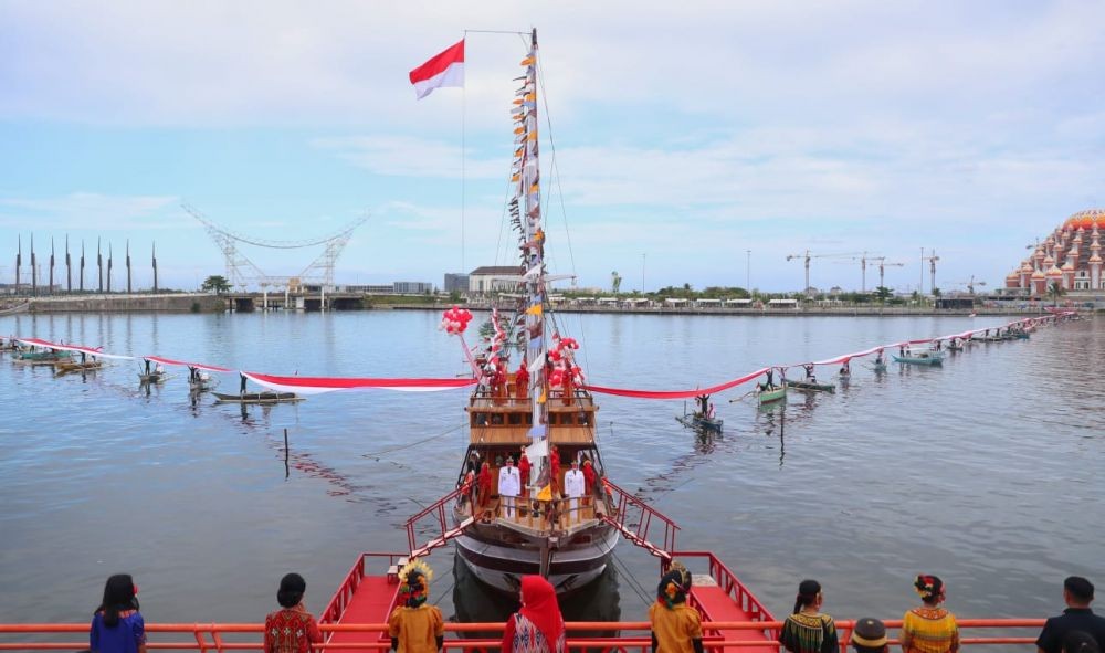 [FOTO] Pemkot Makassar Bentangkan Bendera Merah-Putih 1 Km di Losari