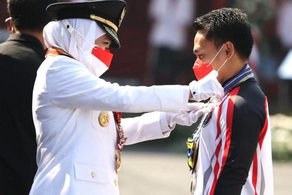 Eko Yuli Dapat Lencana Jer Basuki Mawa Beya Emas dan Rp500 Juta