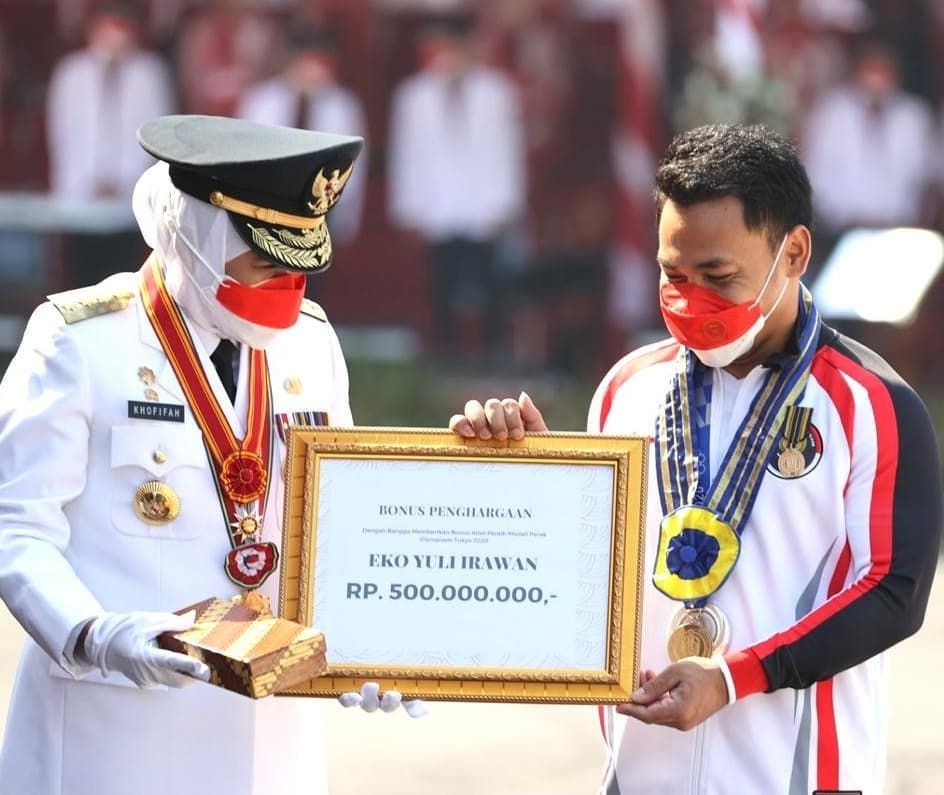 Eko Yuli Dapat Lencana Jer Basuki Mawa Beya Emas dan Rp500 Juta