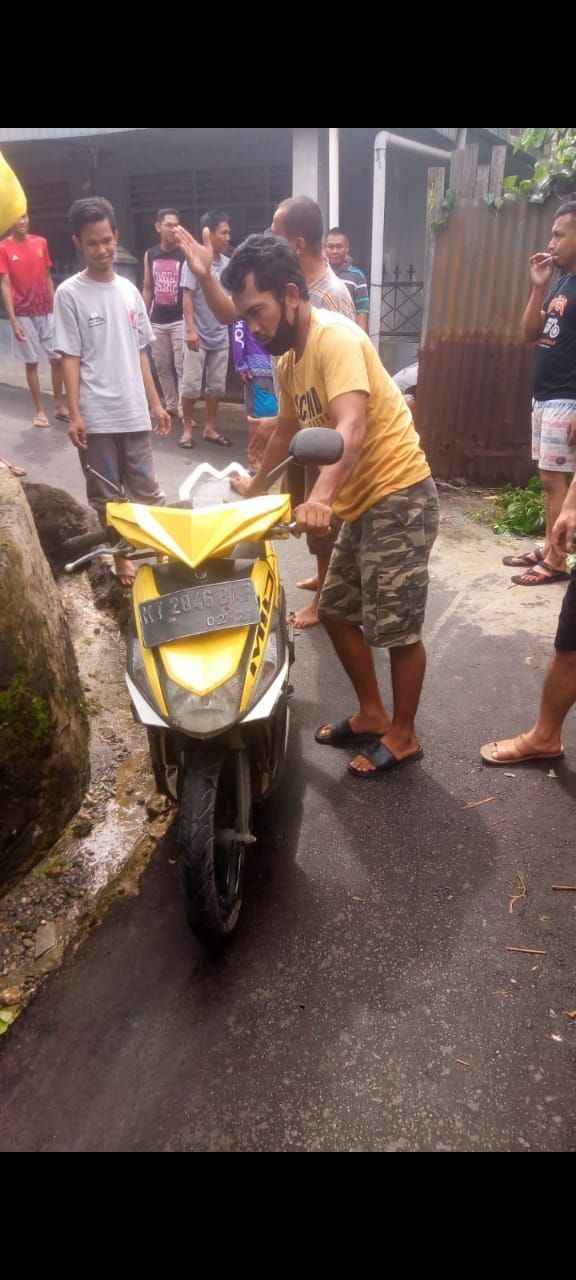 Rem Blong, Sepeda Motor Terbang ke Genteng RumahWarga Samarinda 