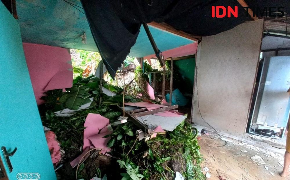 Rumah di Balikpapan Jebol Dihantam Tanah Longsor setelah Hujan Lebat