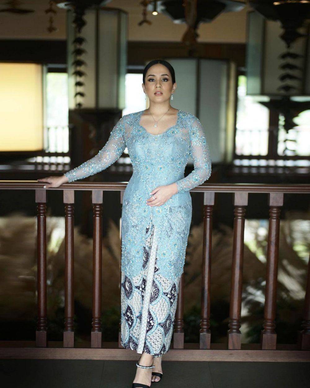 12 Inspirasi Kebaya Warna Biru Tampil Segar Saat Kondangan