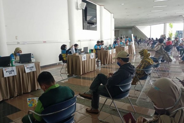 Kolaborasi 3 Kampus, 20 Ribu Warga Bandung Ikut Vaksinasi di Sabuga