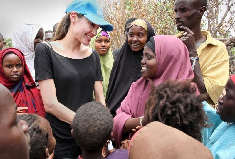 10 Potret Angelina Jolie Kunjungi Kamp Pengungsi di Berbagai Negara