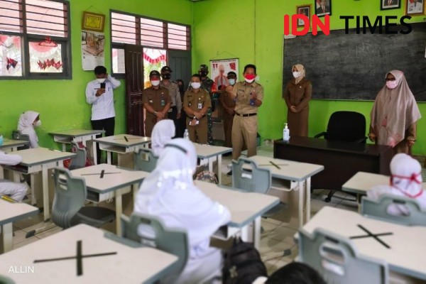 Bersekolah Langsung Penajam, Murid Masih Kaku ketika Belajar