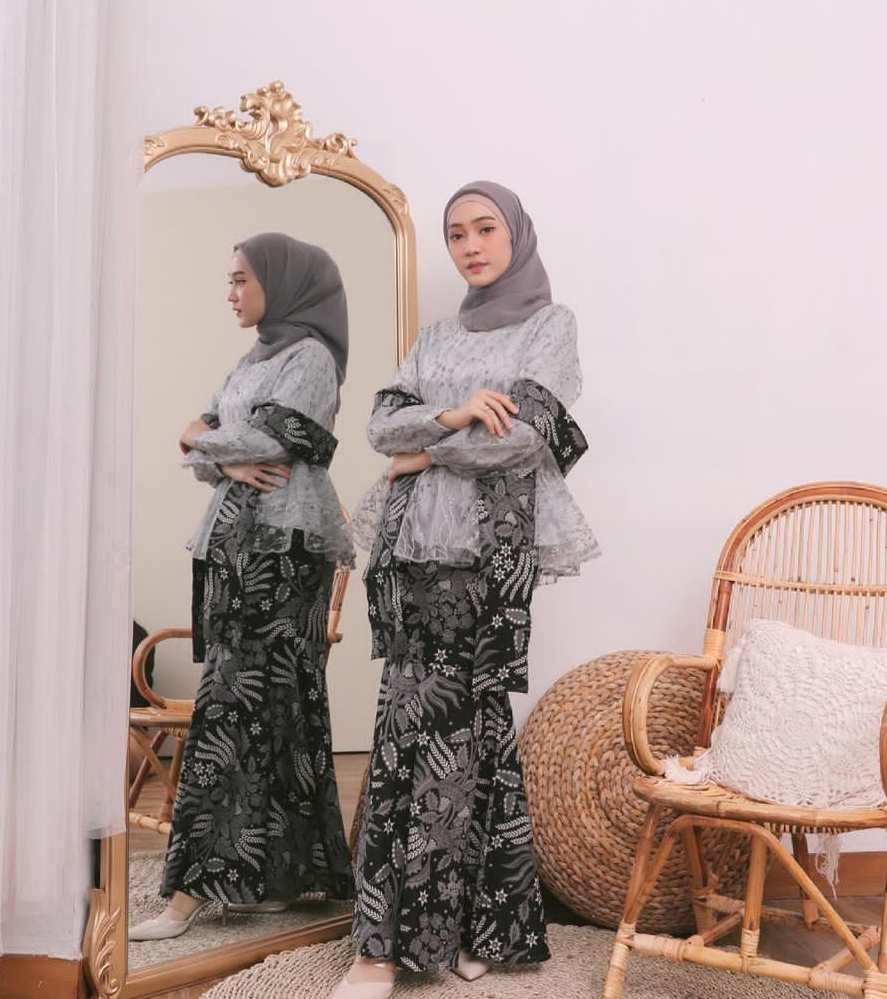 Ide Padu Padan Kebaya Abu Abu Dan Rok Batik Elok Dipandang 8789