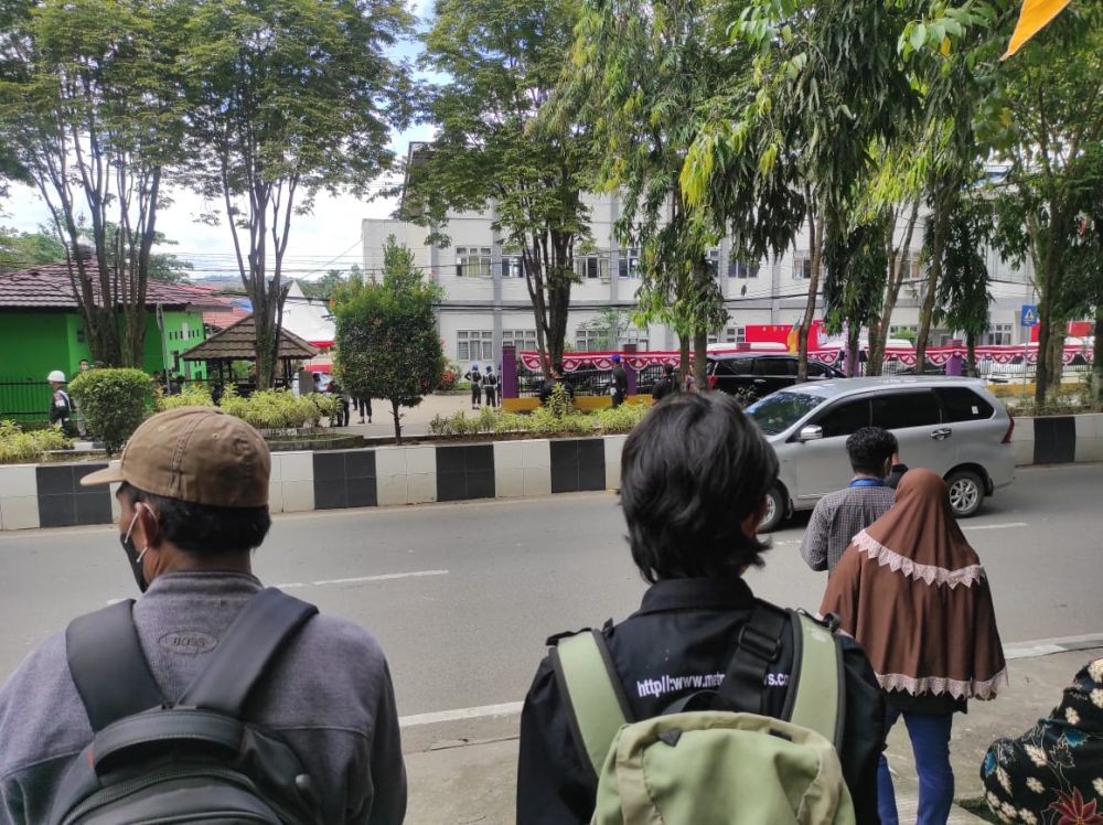 Berjajar di Jalan, Warga Samarinda Harapkan Oleh-oleh dari Jokowi