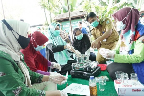 Mariojela Berbagi Ilmu dalam Membuat Lilin dari Minyak Jelantah