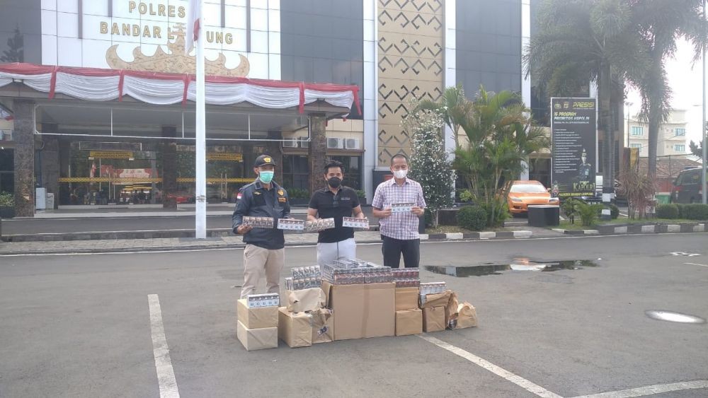 Gudang Simpan Ratusan Rokok Ilegal Bandar Lampung Digerebek Polisi