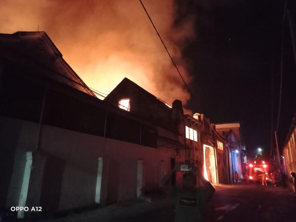 Kebakaran Hebat Gudang Kayu Krembangan, Merembet ke Rumah-rumah Warga