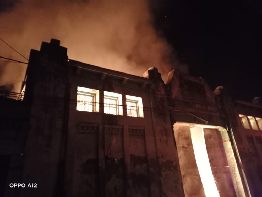 Kebakaran Hebat Gudang Kayu Krembangan, Merembet ke Rumah-rumah Warga