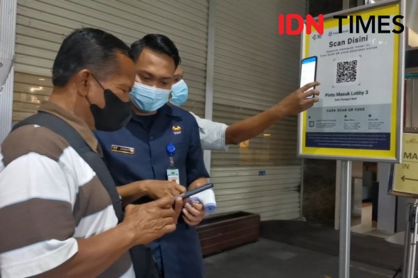 Hari Pertama Mal di Solo Buka, Banyak Pengunjung Gaptek PeduliLindungi