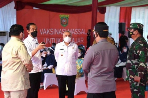 Jokowi Didesak Tidak Ikut-ikutan Terima Vaksin Booster COVID-19