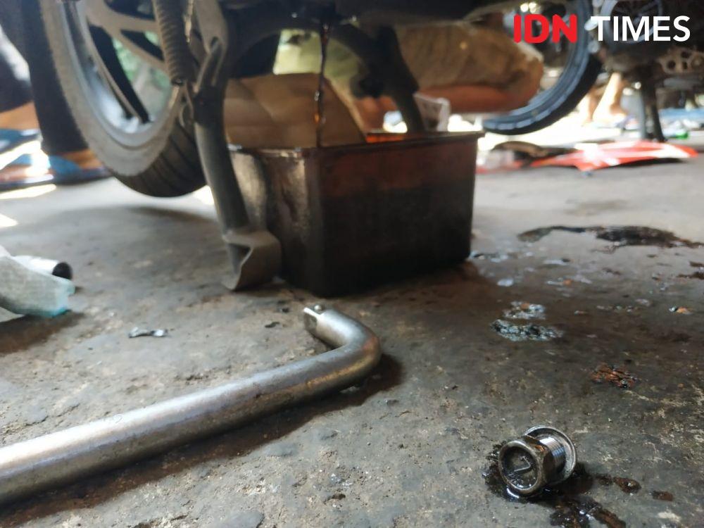 Cara Gampang Mengganti Oli Motor Sendiri