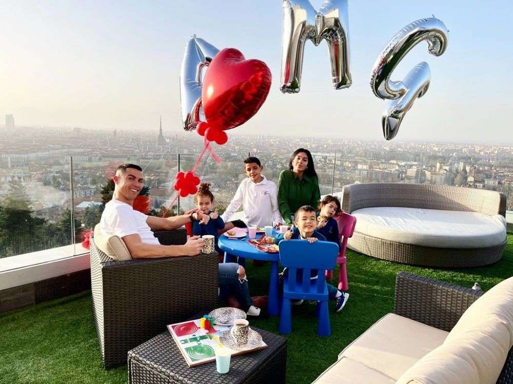 10 Potret Bukti Cristiano Ronaldo Sosok Yang Family Man