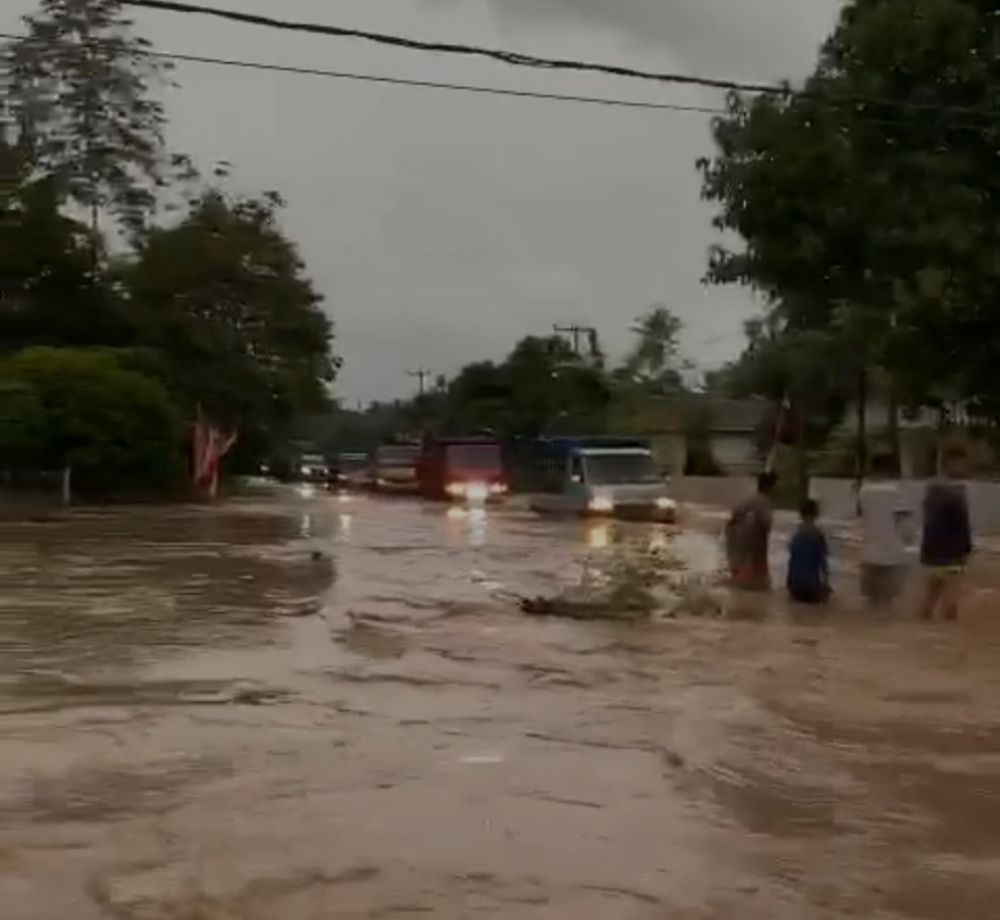 Basarnas Evakuasi Warga Terdampak Banjir di Wajo
