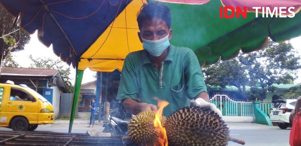 Nikmatnya Durian Bakar di Jalan Bromo Ujung Medan