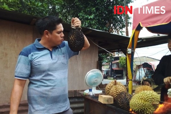 Nikmatnya Durian Bakar di Jalan Bromo Ujung Medan