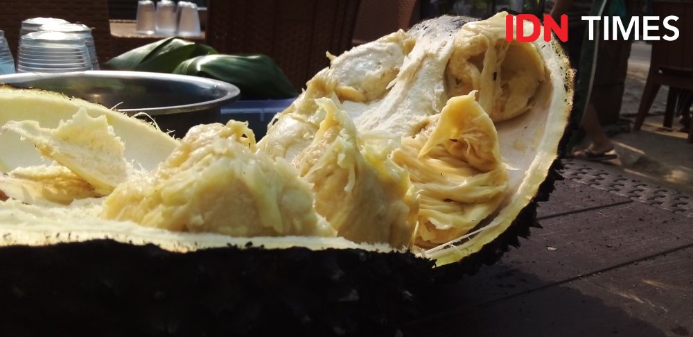 Nikmatnya Durian Bakar di Jalan Bromo Ujung Medan