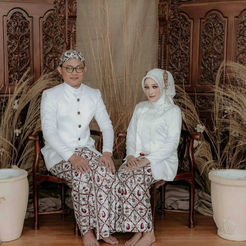 11 Gaya Kebaya Untuk Foto Prewedding Ekstra Menawan 