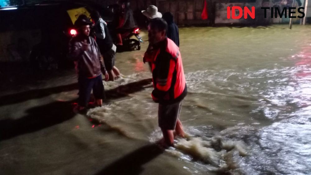 Hujan Dua Jam, Samarinda Terendam Air hingga Sepinggang Orang Dewasa