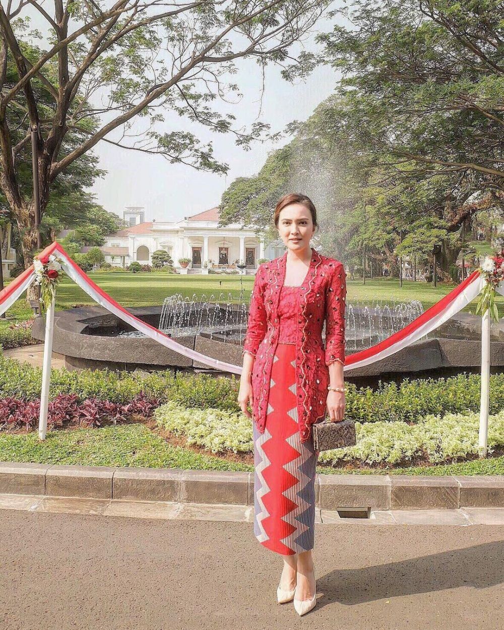 11 Kebaya Warna Merah ala Seleb, Elegan untuk Kondangan