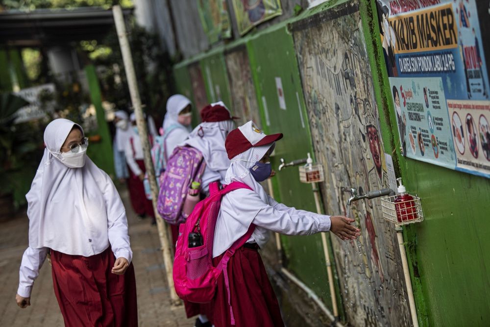 Siswa di 20 Sekolah di Semarang Kena COVID-19, PTM Dihentikan 