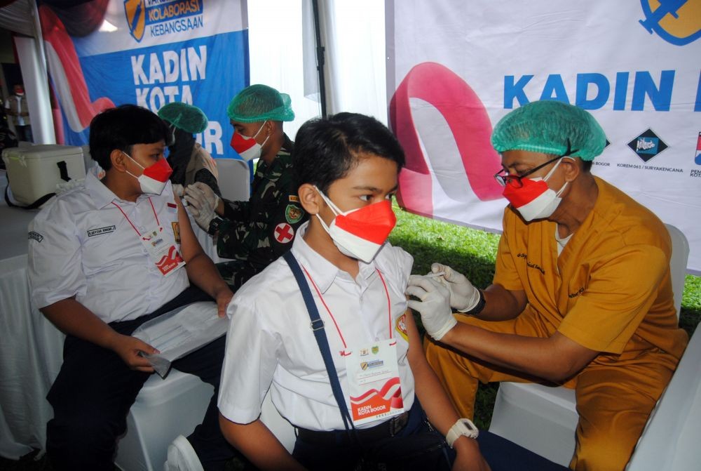 Guru di Semarang Terima Vaksin Booster Bareng Vaksin COVID-19 Anak