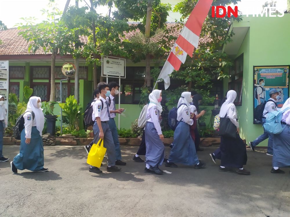 Hari Pertama PTM di Semarang, Siswa SMAN 4 Disuruh Ngelap Meja Kursi
