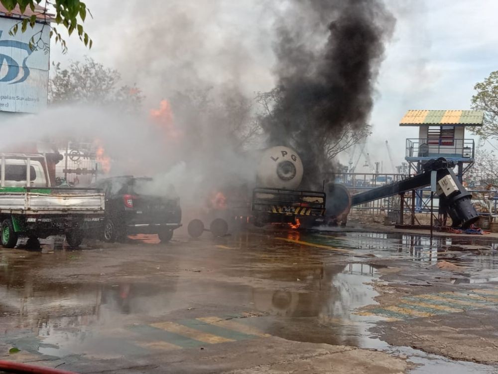 Truk Tangki LPG Terbakar, Dua Orang Korban Dilarikan ke RS