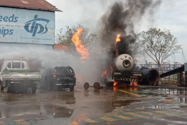 Truk Tangki LPG Terbakar, Dua Orang Korban Dilarikan ke RS