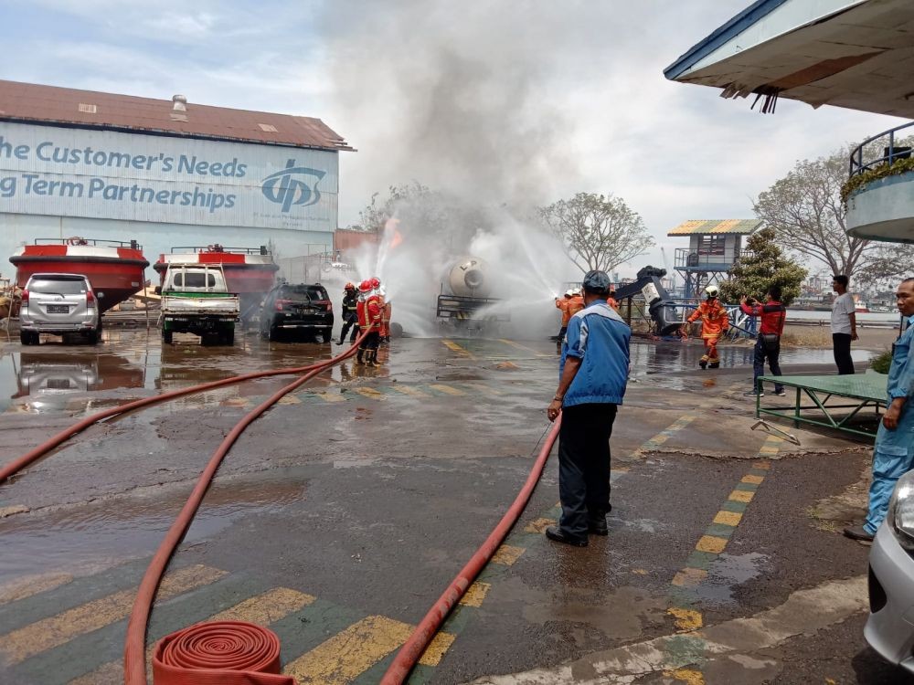 Truk Tangki LPG Terbakar, Dua Orang Korban Dilarikan ke RS