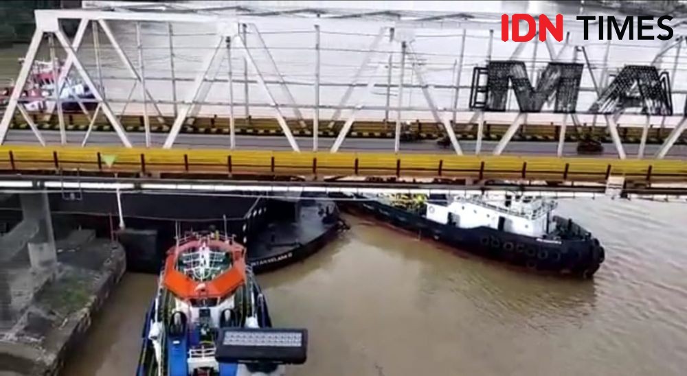 Jembatan Mahakam Samarinda Ditubruk Kapal Tongkang Batu Bara
