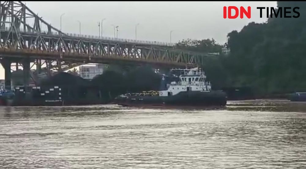 Jembatan Mahakam Samarinda Ditubruk Kapal Tongkang Batu Bara