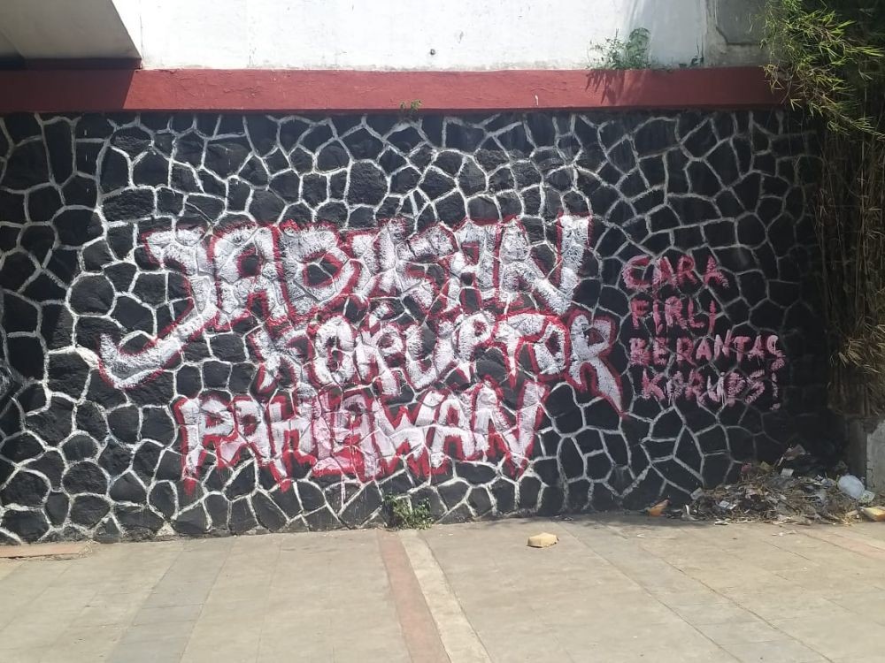Mural yang Sindir Ketua KPK Firli Bahuri di Bandung 
Dihapus Petugas