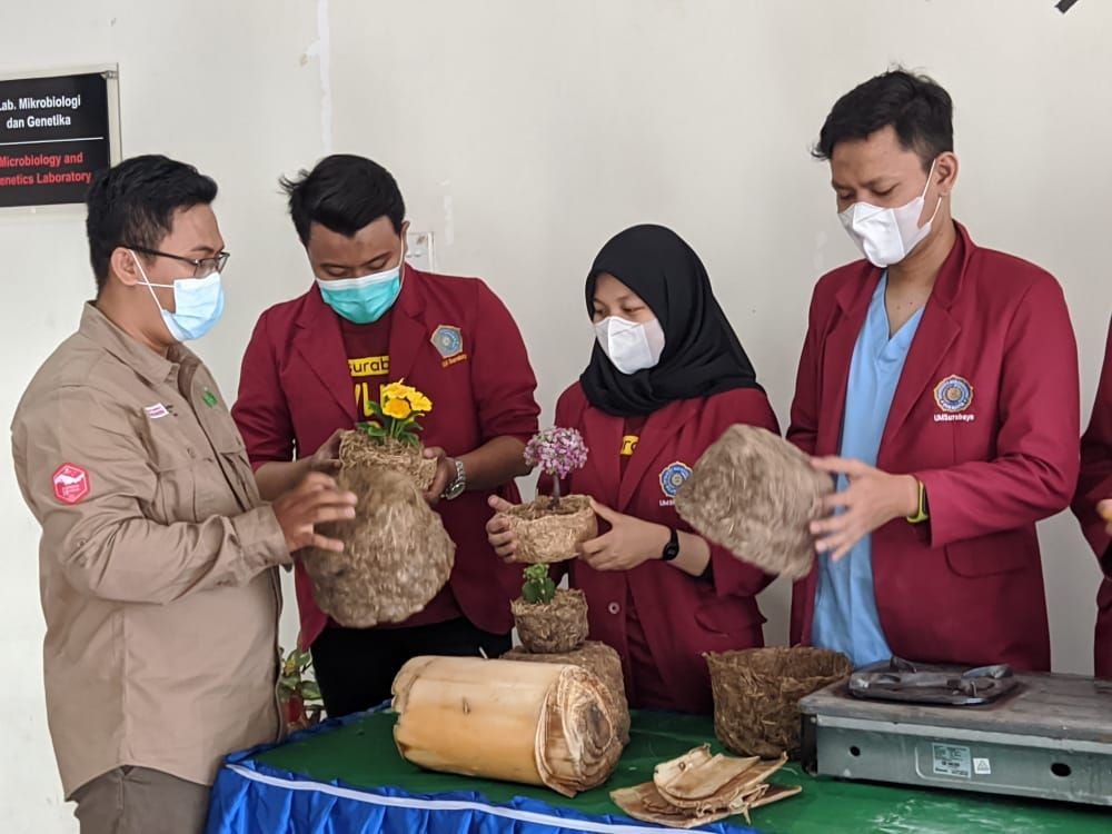 Inovatif, Mahasiswa UM Surabaya Ubah Pelepah Pisang Jadi Pot