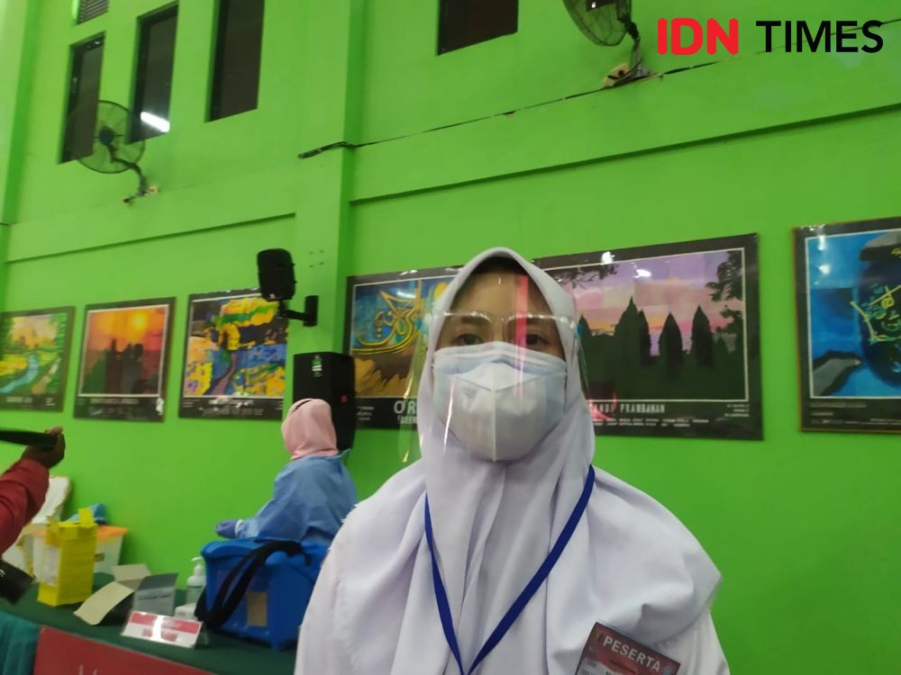 Cerita Siswi SMAN 2 Vaksinasi COVID-19, Bahagia dan Disaksikan Jokowi