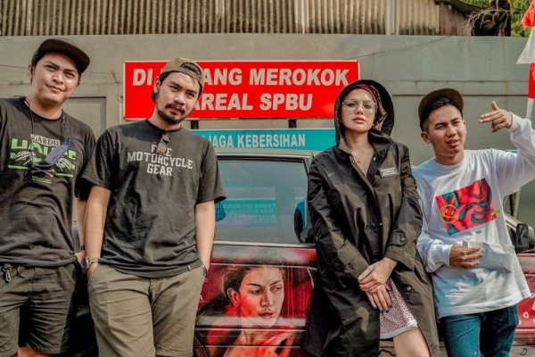 Keren! Potret Truk dan Sedan Berwajah Nikita Mirzani