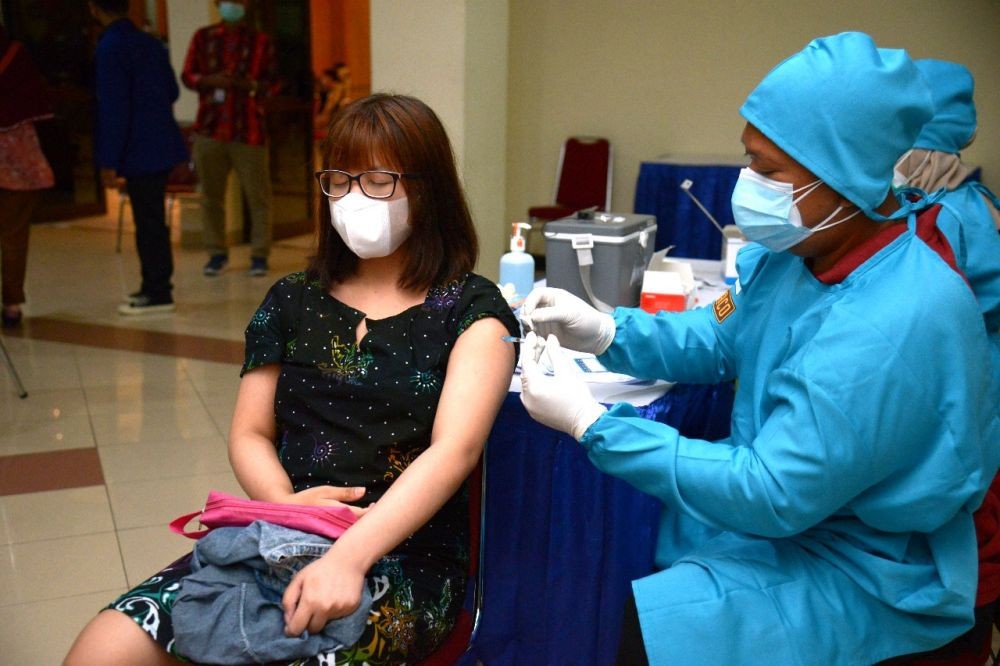 Ribuan Mahasiswa dan Keluarga Dosen UNY Ikuti Vaksinasi Massal