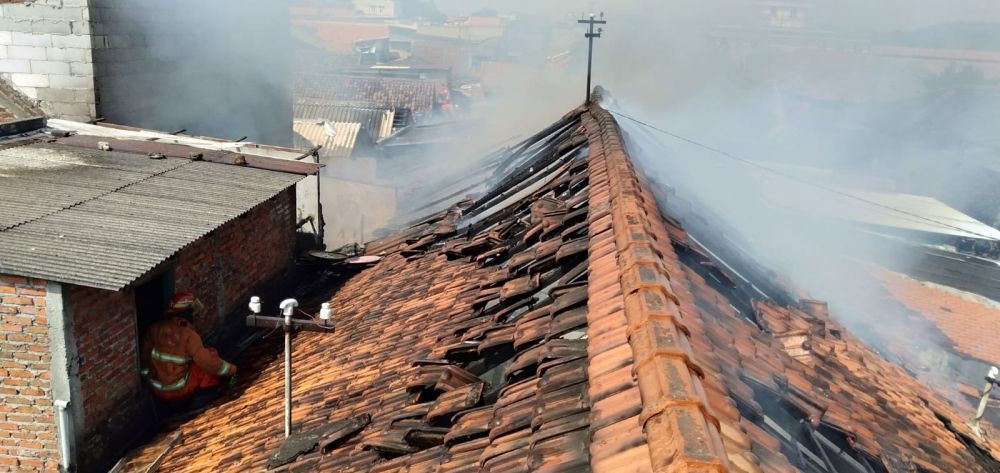 Korsleting, Sembilan Rumah di Surabaya Terbakar