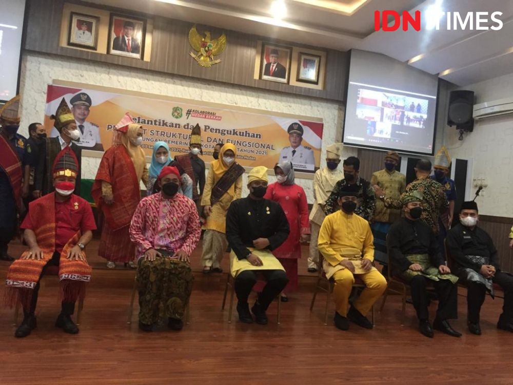 Wali Kota Bobby Ganti Batik dengan Baju Melayu, Aulia Pilih Cirebon