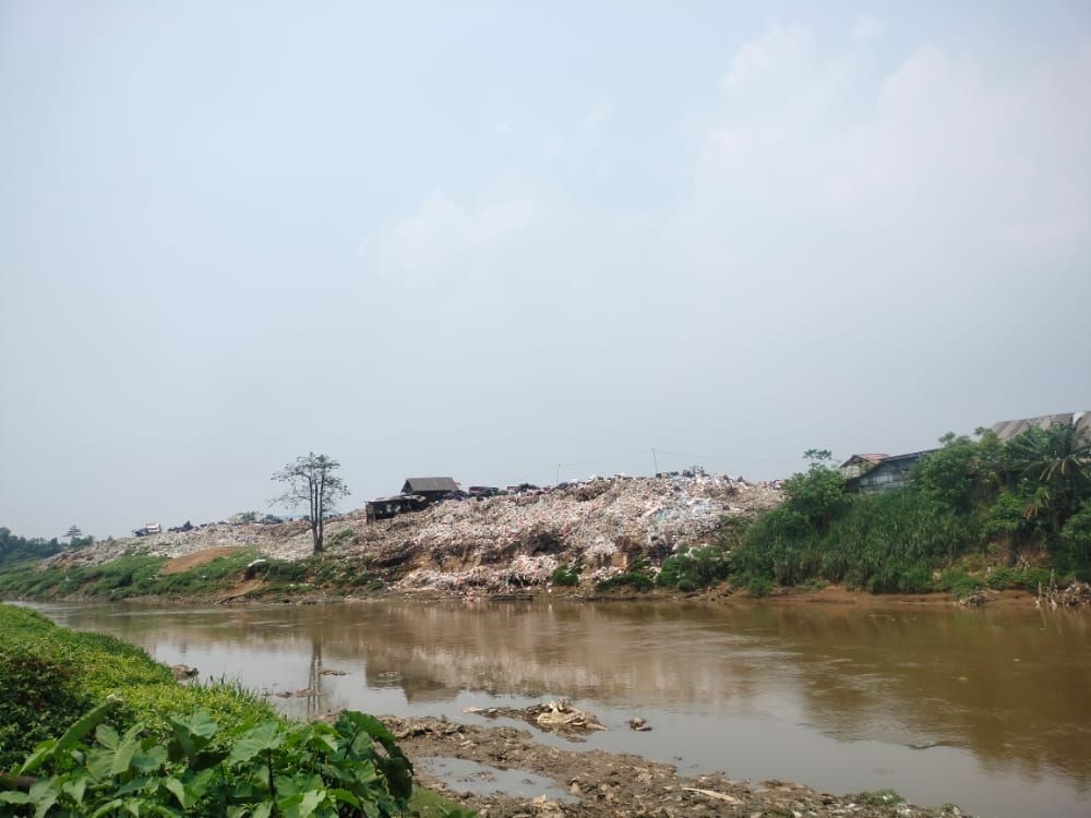 TPS Liar Cemari Sungai Cisadane, Aktivis Surati Walkot Tangerang 