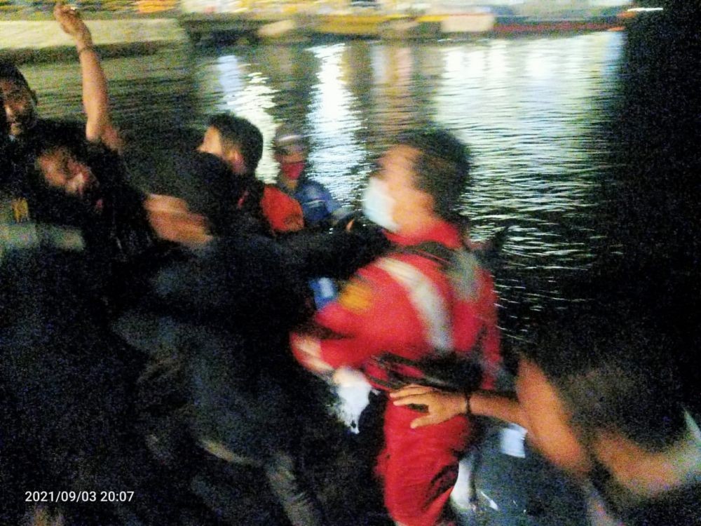 ABK Feri Dihantam Rantai Jangkar di Pelabuhan Kayangan
