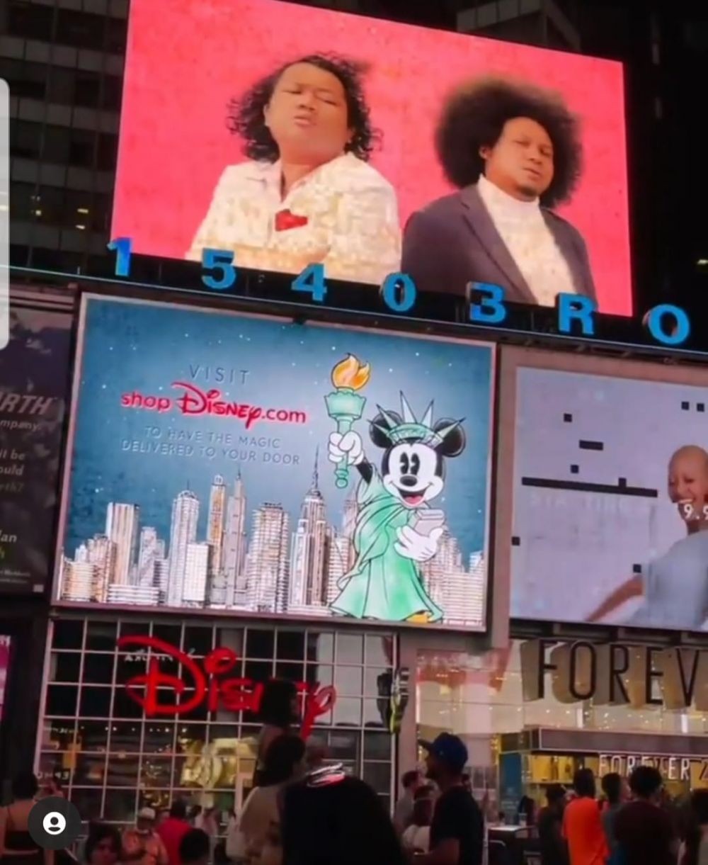 5 Artis Indonesia yang Wajahnya Nampang di Times Square New York