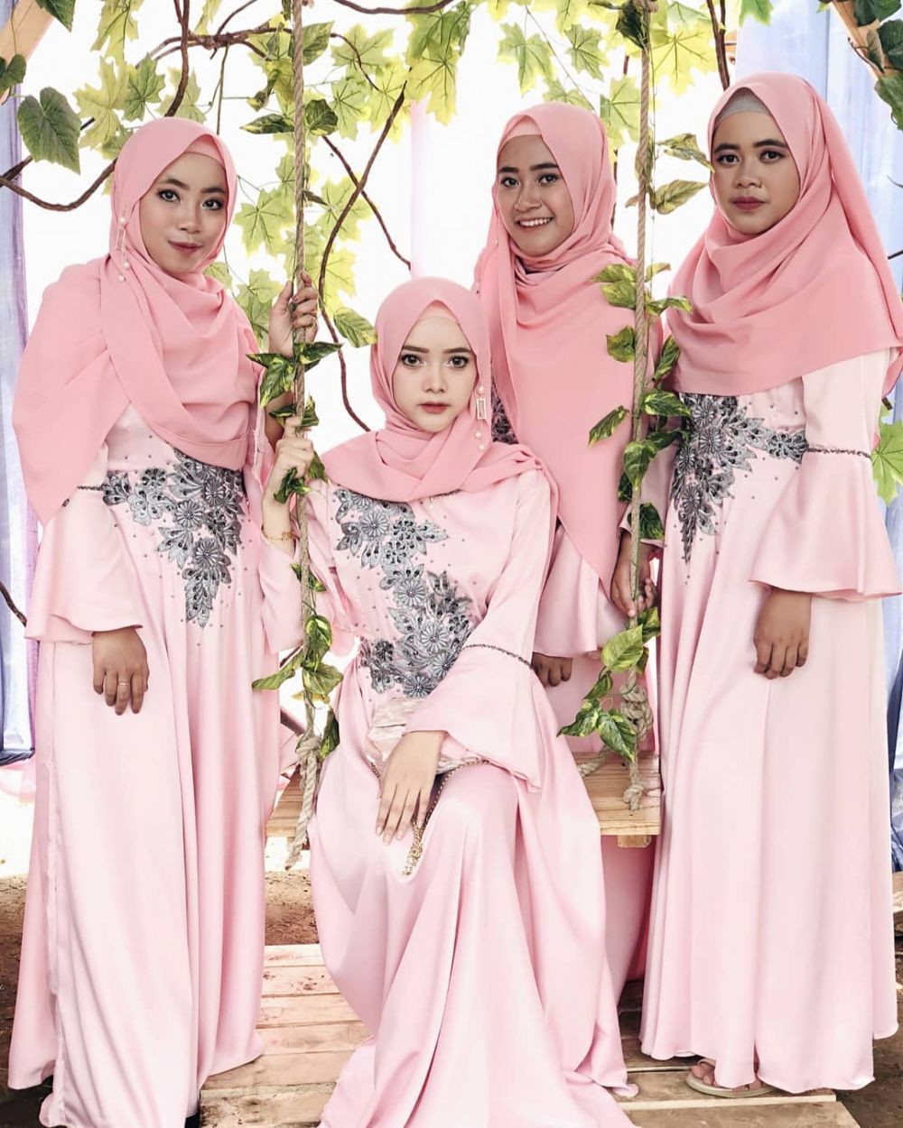 12 Ide Seragam Bridesmaid Hijab Warna Pastel, Sopan dan Anggun