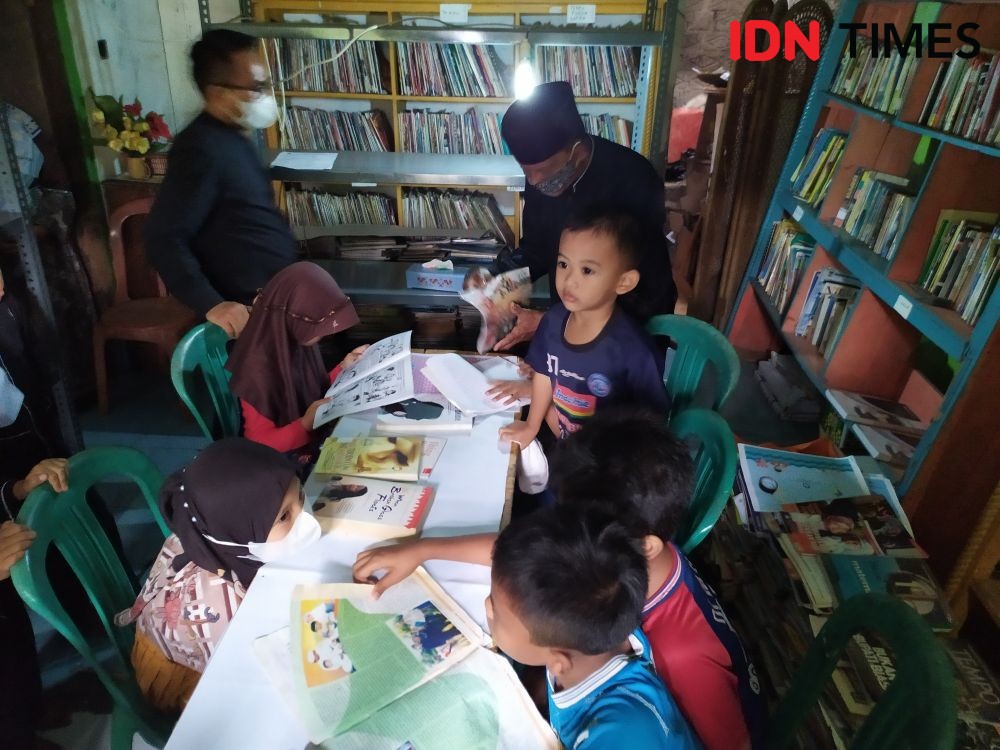 Kakek di Purwakarta Jadi Perpustakaan Keliling Selama 30 Tahun