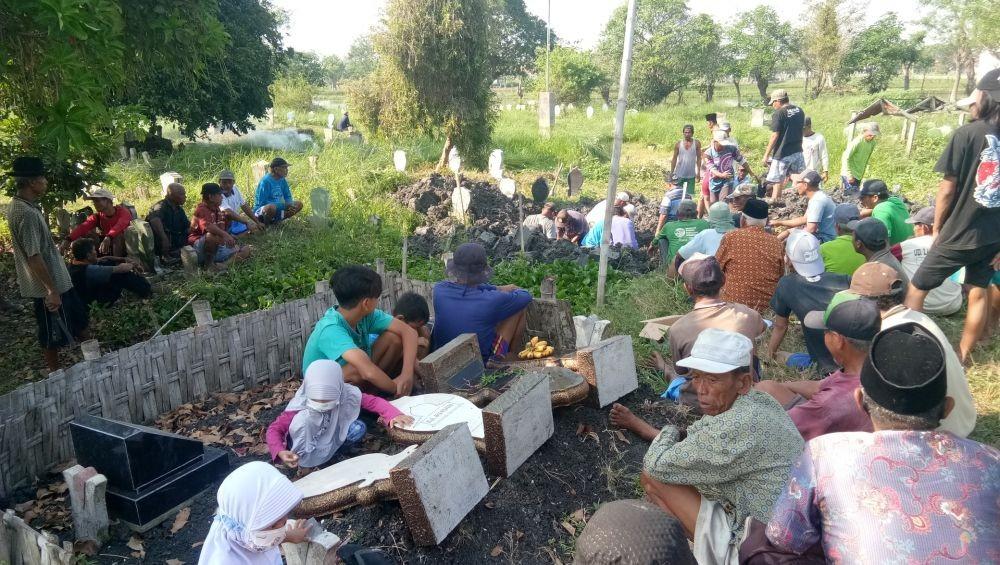 Rutinitas Tahunan Bongkar Makam di Lamongan, Ini Alasannya