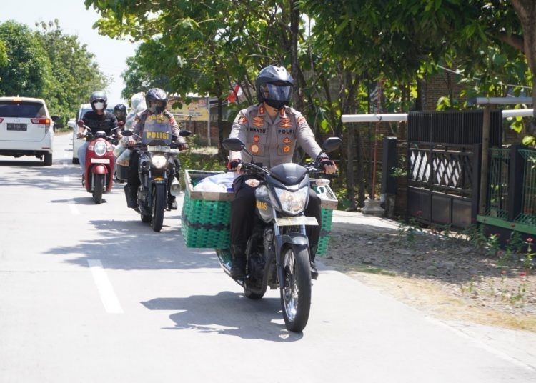 Polisi di Sukoharjo Bagi Bansos Isi Sayur Buah Pakai Motor Bronjong