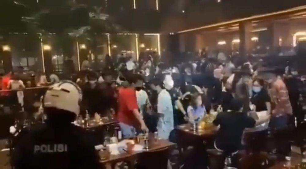 Polisi Segel 2 Tempat Karaoke di Bekasi dan Jaksel karena Langgar PPKM